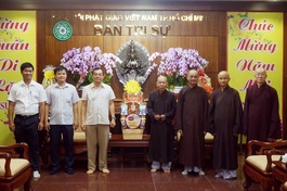 Phòng An ninh đối nội Công an TP.HCM chúc Tết, tặng quà xuân đến chư tôn đức Ban Trị sự