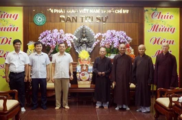 Phòng An ninh đối nội Công an TP.HCM chúc Tết, tặng quà xuân đến chư tôn đức Ban Trị sự