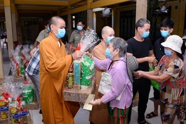Chư Tăng chùa Vĩnh Nghiêm trao quà Tết đến các hộ nghèo trong khu vực phường Võ Thị Sáu