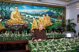 Ni trưởng Thích nữ Tịnh Nguyện bên những chiếc bánh chưng lá dông