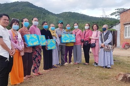 Nhóm Vạn Duyên Từ Tâm trao quà Tết tại xã Vĩnh Lương, thành phố Nha Trang