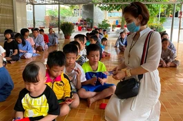 Nhóm Vạn Duyên Từ Tâm lì-xì cho 50 trẻ em mồ côi, cơ nhỡ đang được nuôi dưỡng tại chùa Thanh Sơn