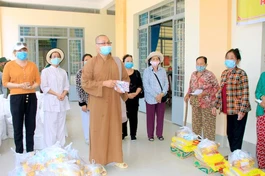 Đại đức Thích An Ý, chùa Đông Phước (quận 8, TP.HCM) trao quà tại xã Vĩnh Trị