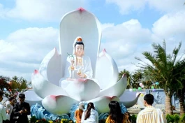 Tôn tượng Quan Thế Âm trên đóa sen đẹp trong khuôn viên chùa Thanh Lương