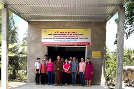 Đại đức Thích Minh Trí, Trụ trì chùa Long Bửu trao tặng nhà tình thương đến gia đình khó khăn