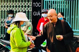 Thượng tọa Thích Chơn Tịnh trao quà đến bệnh nhân ung bướu khó khăn