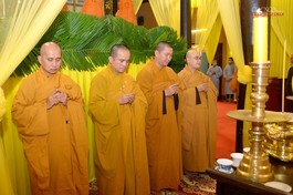 Chư tôn đức Báo Giác Ngộ, Ban Thông tin - Truyền thông Phật giáo Thành phố niêm hương tưởng niệm Giác linh Hòa thượng Thích Nhật Ấn - Ảnh: Bảo Toàn