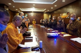 Chư tôn đức Ban Thường trực Ban Trị sự Phật giáo TP.HCM niệm Phật cầu gia hộ