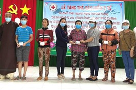 Các đơn vị phối hợp trao tặng trên 2.091 thẻ bảo hiểm y tế cho các hộ cận nghèo