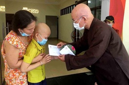 Hòa thượng Thích Tâm Viên trao tiền ủng hộ của bạn đọc đến bệnh nhân khó khăn - Ảnh: M.Tuyền