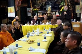Thượng tọa Thích Đạt Đức triển khai công tác nhân sự và lấy ý kiến biểu quyết