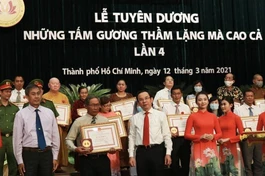 Các tập thể, cá nhận được Ủy ban Nhân dân, Ủy ban MTTQVN TP.HCM trao tặng Bằng khen - Ảnh: CTV