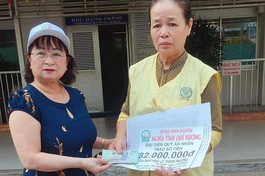 Trưởng nhóm Nghĩa Tình Quê Hương trao 32 triệu đồng đến bà Nguyễn Thị Tốt là mẹ của bệnh nhân Lê Thanh Phương