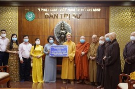 Trưởng lão Hòa thượng Thích Trí Quảng đại diện Phật giáo TP.HCM trao 1 tỷ đồng đến bà Tô Thị Bích Châu