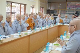 Chư Ni Phân ban Ni giới Trung ương và TP.HCM niệm Phật cầu gia hộ