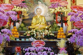 Tôn tượng Đức Thánh Tổ Ni Đại Ái Đạo trang nghiêm tại Tổ đường tổ đình Từ Nghiêm