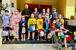 Thượng tọa Thích Chơn Tịnh trao tiền ủng hộ đến bệnh nhân ung bướu khó khăn