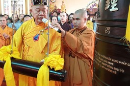 Thực hiện nghi thức khai Đại Hồng chung chùa Phước Thành