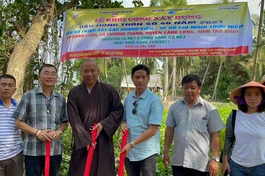 Đại đức Thích Minh Trí, cùng với chính quyền địa phương trong lễ khởi công xây dựng cầu số 46