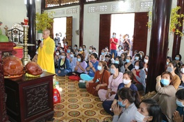 Hòa thượng Thích Chơn Nguyên, Trưởng ban Từ thiện thiền viện Vạn Hạnh tác bạch cúng dường - Ảnh: CTV