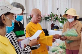 Thượng tọa Thích Quảng Tâm, trụ trì chùa Linh Thứu trao quà đến bệnh nhân thận