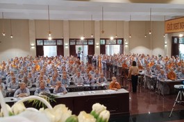 Ni chúng nội trú tại Học viện Phật giáo VN tại TP.HCM tham gia chuyên đề về sức khỏe và bệnh ung bướu