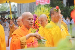 Chư tôn giáo phẩm chứng minh sái tịnh an vị tôn tượng Bồ-tát Quán Thế Âm tại chùa Phổ Minh