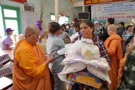 200 phần quà được đoàn từ thiện trao đến bà con địa phương thôn Bon Ting Wel Đơm, xã Đắk Nia