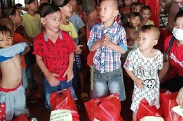 Ban Từ thiện thiền viện Vạn Hạnh trao quà cho các em được nuôi dưỡng tại Mái ấm Mây Ngàn - Ảnh: Phạm Dũng