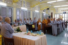 Chư Ni Phân ban Ni giới Trung ương niệm Phật cầu gia hộ trước buổi họp tại tổ đình Từ Nghiêm