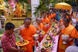 Chư Tăng chùa Candaransi - TP.HCM thực hiện nghi lễ Tắm Phật nhân Tết cổ truyền Chôl Chnăm Thmây