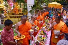 Chư Tăng chùa Candaransi - TP.HCM thực hiện nghi lễ Tắm Phật nhân Tết cổ truyền Chôl Chnăm Thmây