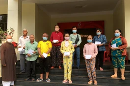 Ban Từ thiện xã hội báo Giác Ngộ trao tiền ủng hộ các bệnh nhân ung bướu khó khăn - Ảnh: M.Tuyền