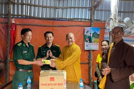 Hòa thượng Thích Minh Thiện trao quà đến đại diện các chốt biên phòng thuộc tỉnh Long An