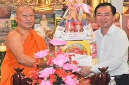 Thượng tọa Tăng Sa Vong, trụ trì chùa Cái Giá Chót nhận quà Tết do ông Phan Thanh Duy trao tặng