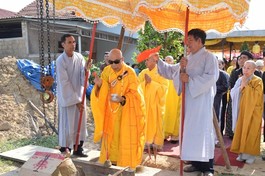 Thực hiện nghi thức sái tịnh, cầu nguyện rót đồng đúc Đại hồng chung chùa Trúc Kinh
