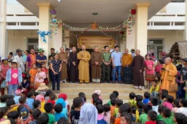 Đoàn Từ thiện Phật giáo tỉnh Bình Thuận đến xã Đắk Som, huyện Đắk Glong trao quà đến bà con khó khăn