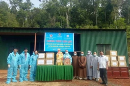 Ban Trị sự Phật giáo huyện Đắk R'lấp kết hợp cùng các cơ quan tặng 150 suất quà đến kiều bào Campuchia
