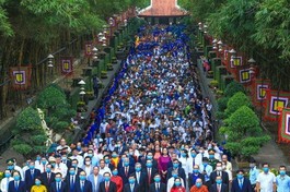 Đoàn đại biểu tham dự lễ giỗ Quốc Tổ Hùng Vương năm Tân Sửu - 2021 - Ảnh: Dũng Phương