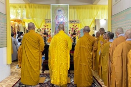 Ban Tổ chức lễ tang, môn đồ pháp quyến cung thỉnh nhục thân Ni trưởng Thích nữ Tuệ Như nhập kim quan