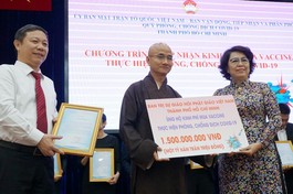 Thượng tọa Thích Thiện Quý trao bảng 1,5 tỷ đồng của toàn Tăng Ni, Phật tử Phật giáo TP.HCM đóng góp
