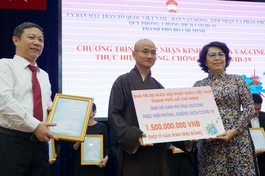 Thượng tọa Thích Thiện Quý trao bảng 1,5 tỷ đồng của toàn Tăng Ni, Phật tử Phật giáo TP.HCM đóng góp