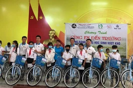 Trao tặng tổng cộng 200 chiếc xe đạp cho học sinh nghèo vượt khó học giỏi