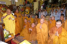 Thực hiện nghi thức sái tịnh tại Giác linh đường chùa Phổ Quang