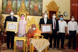 Đại sứ Việt Nam tại trao Campuchia cúng dường đến chư Tăng, Đức Tăng thống Tepvong đại diện tiếp nhận - Ảnh: CTV
