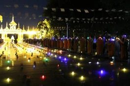 Thiền viện Phước Sơn thắp nến cầu nguyện, dâng hoa đăng nhiễu Phật, tụng kinh Tâm từ