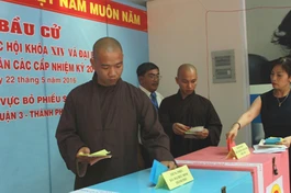 Tăng Ni là một cử tri với tinh thần làm chủ, hưởng ứng cuộc bầu cử - Ảnh: Chư Tăng đi bầu cử năm 2016