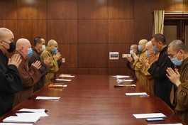 Chư tôn đức niệm Phật cầu gia hộ trước buổi họp, tại Việt Nam Quốc Tự