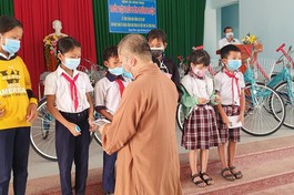 Đại đức Thích Đạt Ma Khế Định tặng học bổng, xe đạp cho học sinh khó khăn