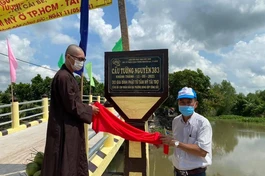 Hội Từ thiện chùa Tường Nguyên tổ chức khánh thành cầu bê-tông Tường Nguyên 383 tại tỉnh Tiền Giang - Ảnh: TN